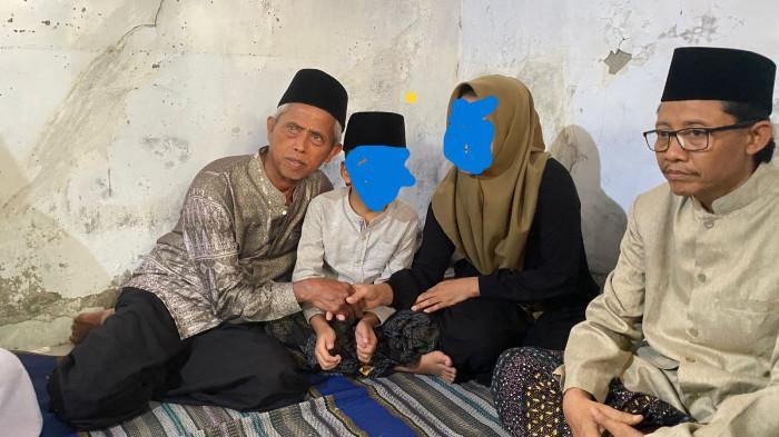 WALI MURID MINTA MAAF - Secara resmi orangtua D dan SM minta maaf secara langsung kepada Ahmad Zuhdi, Sabtu (19/7/2025).  Sosok orang tua murid yang minta uang damai Rp 25 juta ke guru madrasah Ahmad Zuhdi di Demak.