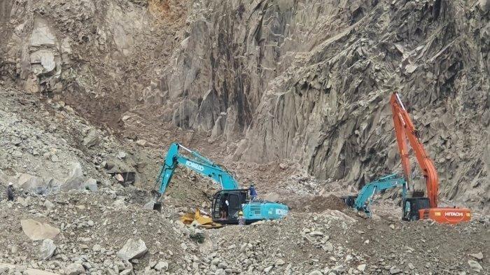 LONGSOR GUNUNG KUDA - Sejumlah alat berat yang dikerahkan untuk mencari korban yang diduga masih tertimbun longsor di Gunung Kuda, Desa Cipanas, Kecamatan Dukupuntang, Kabupaten Cirebon, Sabtu (31/5/2025). Kapolresta Cirebon, Kombes Pol. Sumarni mengungkapkan polisi telah menetapkan dua orang sebagai tersangka dalam kasus longsor di Gunung Kuda, Desa Cipanas, Kecamatan Dukupuntang, Kabupaten Cirebon.