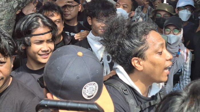 Sejumlah artis turun tangan ikut aksi unjuk rasa 'Peringatan Darurat' hari ini, Kamis (22/8/2024).