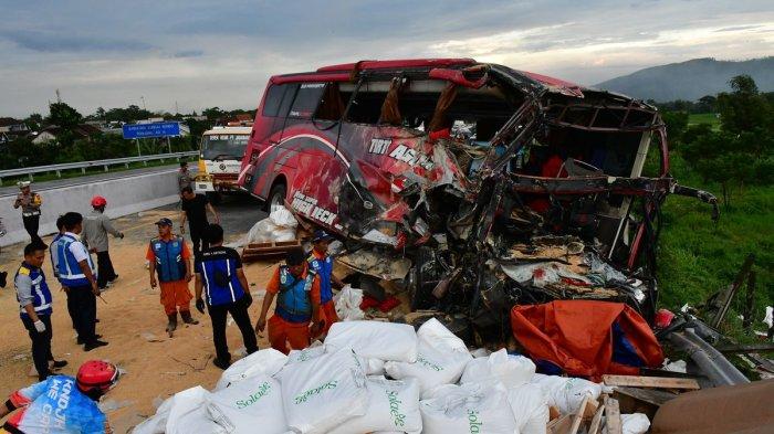 Sejumlah petugas melakukan proses evakuasi bus pariwisata yang terlibat kecelakaan di Tol Malang KM 77+200 Jalan Tol Pandaan-Malang, Lawang, Kabupaten Malang, Jawa Timur, Senin (23/12/2024).
