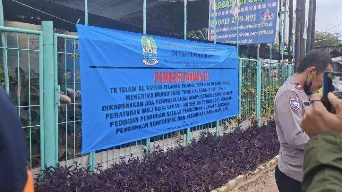 SEKOLAH ELITE BODONG- Sekolah swasta elite Al Kareem Islamic School di Jalan Baru Perjuangan RT 04 RW 11 Marga Mulya, Kecamatan Bekasi Utara, Kota Bekasi, ternyata bodong. Kini disegel atau diberhentikan beroperasi pada Selasa (17/6/2025).