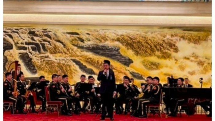 Sekretaris pribadi Prabowo Subianto, Agung Surahman menyanyikan lagu Ge Chang Zu Guo di hadapan Presiden China Xi Jinping.