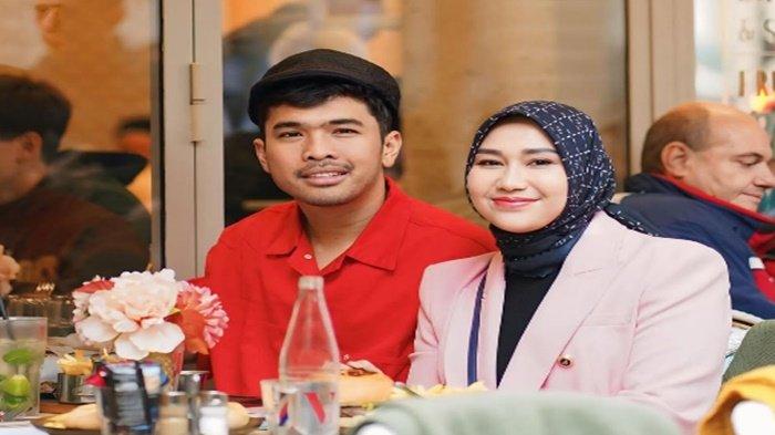 RUMAH TANGGA PUTRA SIREGAR- Potre Putra Siregar dan sang istri, Septia. Selama menjalani rumah tangga bersama Putra Siregar , Septia ternyata telah memendam lama mengenai permasalahan yang dihadapinya, kini ikhlas berpisah
