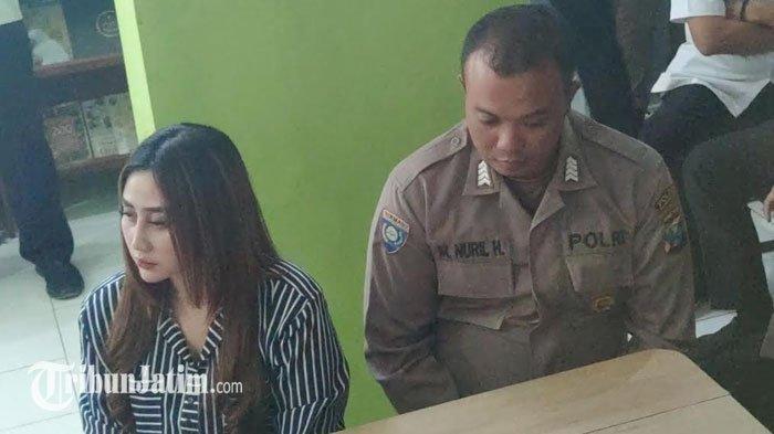 Seleb TikTok sekaligus Bhayangkari Polres Probolinggo, Luluk Sofiatul Jannah bersama suami Bripka Nuril Huda mendatangi SMKN 1 Probolinggo, Rabu (6/9/2023) usai viralkan video saat membentak siswi magang di pusat perbelanjaan