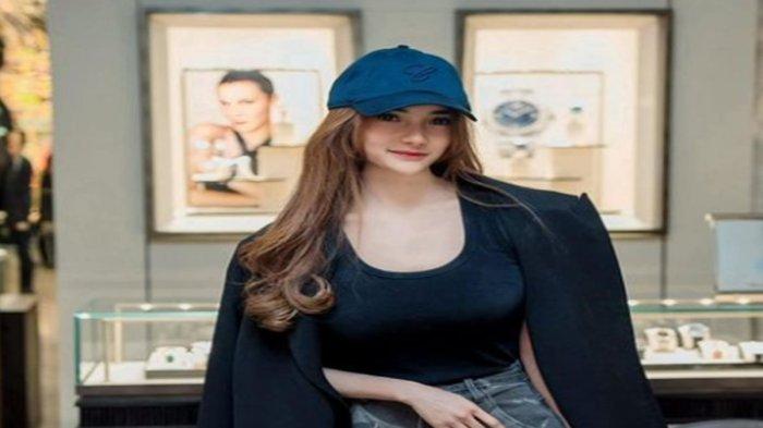 Selebgram Nabilla Aprillya tengah heboh jadi perbincangan publik setelah beredar kabar alami kekerasan oleh ketua umum partai politik besar.