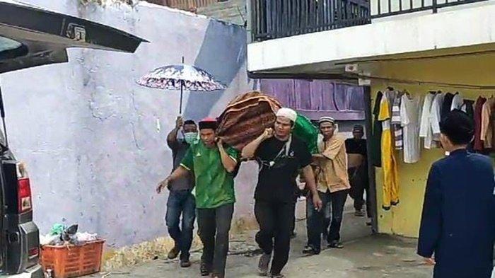 Jenazah Kgs M Rudi korban penembakan orang misterius di Palembang dibawa ke TPU Naga Swidak, Minggu (29/10/2023).
