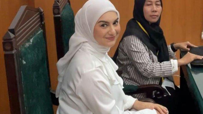 Senyum Irish Bella Hadiri Sidang Mediasi Perceraian dengan Ammar Zoni, Tak Banyak Bicara