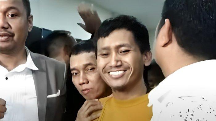 Senyum Pegi Setiawan Saat bebas. Terungkap sosok pengusaha bos duren ingin memberikan hadiah sepeda motor untuk Pegi Setiawan. Tiara Rahmi Pertiwi, Pengusaha asal Tasikmalaya