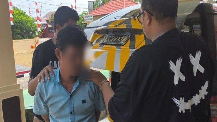 Seorang anak IN (38) nekat menganiaya ayah tirinya Suyatno (70) hingga tewas.