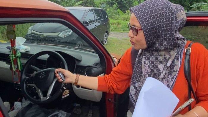 BUAT LAPORAN PALSU -Foto saat Ita memperlihatkan bagian mobilnya kepada wartawan. Ita, warga Batam yang mengaku menjadi korban pencurian uang Rp210 juta saat parkir mobil depan KFC Tiban, Senin (14/7/2025) lalu Seorang guru berstatus PNS di Batam mendadak jadi sorotan setelah mengaku kehilangan uang tunai Rp210 juta setelah dari Bank Bukopin Nagoya.