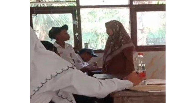Seorang guru di SMPN 1 Kembangbahu, Kabupaten Lamongan, Jawa Timur yang menampar seorang murid viral dimedia sosial.