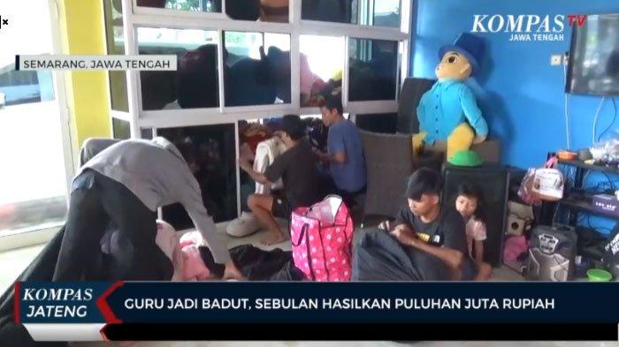 Shoni Suprayoga guru memiliki total 15 karyawan yang ikut bersamanya menjadi badut hiburan