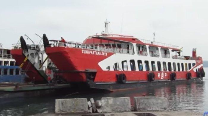 KAPAL TENGGELAM DI SELAT BALI  - Kapal Feri KMP Tunu Pratama Jaya saat bersandar di salah satu demaga. Kapal ini tenggelam di Selat Bali. Siapa pemilik KMP Tunu Pratama Jaya ?