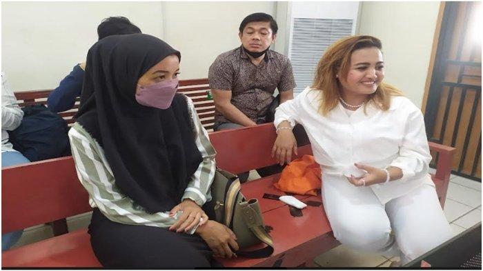 Lina Mukherjee menghadapi sidang vonis kasus UU ITE yang menjeratnya di Pengadilan Negeri Palembang, hari ini, Selasa (19/9/2023).