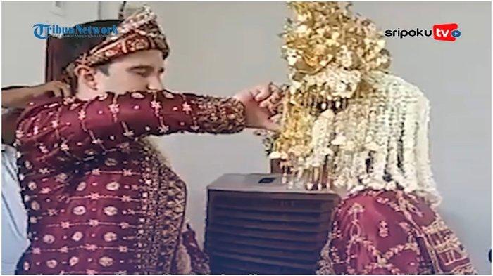 Simon Schiffmann pemuda bule Jerman meletakkan jemarinya di dahi Evi Lesvita gadis Ogan yang sudah sah menjadi istrinya setelah ijab  kabul, Jumat (20/10/2023).
