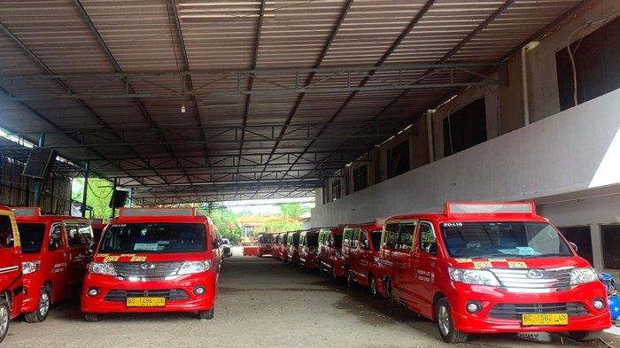 Feeder LRT Musi Emas mogok kerja berada di pool PT Transportasi Global Mandiri (TGM) karena dua bulan gaji belum dibayar oleh Pemkot Palembang