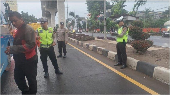 Sopir mobil yang menabrak ojol dan penumpangnya hingga tewas ditangkap polisi, pelaku tabrak lari di Jalan Kolonel Haji Burlian Palembang, Senin (19/2/2024). Polisi saat melakukan olah TKP, Sabtu (17/2/2024).