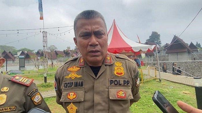BESARAN GAJI KASATPOL PP - Sosok Cecep Imam Nagarasid, Kasatpol PP Bogor. Dia menjadi sorotan usai disemprot Gubernur Jawa Barat, Dedi Mulyadi karena mangkir saat pembongkaran di Puncak Bogor. Segini besaran gaji Kasatpol PP.