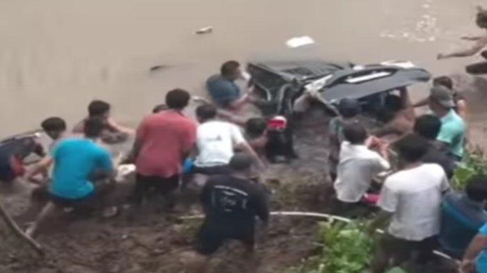 Warga berjibaku mengevakuasi korban mobil travel yang tenggelam di Sungai Keringi Musi Rawas, Kamis (23/5/2024). Dua korban tewas dalam kecelakaan itu adalah Tati dan Sundari warga Kabupaten Muratara.