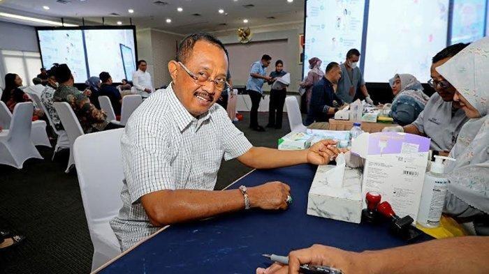 Wakil Wali Kota Surabaya Armuji saat mengikuti pemeriksaan kesehatan, Minggu (16/2/2025) di Jakarta, Sosok Wali Kota Surabaya, Armuji, yang kini viral dituduh penipuan setelah melakukan inspeksi mendadak (sidak) ke lokasi sebuah pabrik, Selasa (9/4)