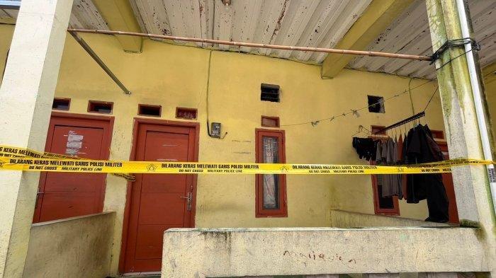 GARIS POLISI MILITER- Suasana Tempat Kejadian Perkara (TKP) di depan sebuah rumah kontrakan di kampung Bonjol, kelurahan Pondok Aren, kecamatan Pondok Aren, Kota Tangerang Selatan, Jumat (31/1/2025. Korban diduga tewas karena dibunuh oknum anggota TNI