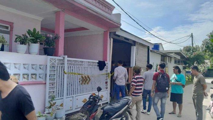 PASUTRI KORBAN PERAMPOKAN - Suasana lokasi pembunuhan di Perumahan Puri Anggrek , Walantaka, Kota Serang Banten. Minggu (1/6/2025). Keluarga korban meminta polisi segera menangkap pelaku.