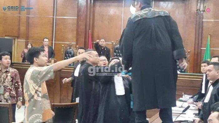 SIDANG RAZMAN RICUH - Suasana ricuh saat sidang dugaan pencemaran nama baik Hotman Paris VS. Razman Nasutiom di PN Jakarta Utara, Kamis (6/2/2025).