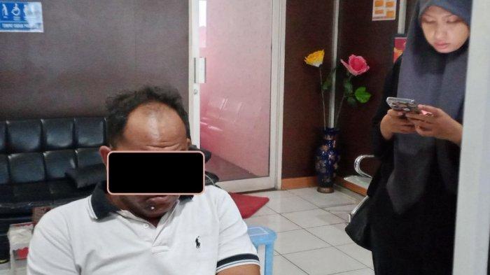 Korban saat membuat laporan di Polrestabes Palembang.
