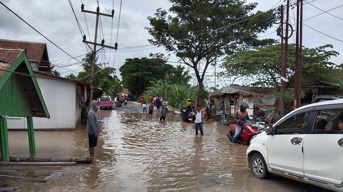 Jalan Lettu Karim Kadir Gandus yang kembali terendam banjir, Minggu (10/1/2024).