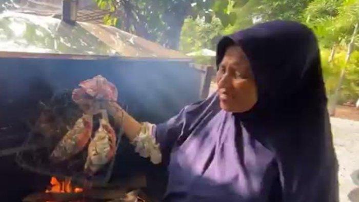 Sukmawati (55) Pembuat Ikan Sagarurung Khas PALI saat melakukan peroses pengasapan ikan Sagarurung di Food court Sagarurung dapur Ibing di Jalan Merdeka kawasan lapangan golf pendopo Talang Ubi Kabupaten Penukal Abab Lematang Ilir, Sumatera Selatan.