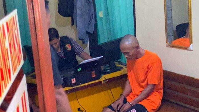 SUNARDI JALANI PEMERIKSAAN- Sunardi (43) pelaku pembunuhan wanita penagih bank keliling, Sri Pujayanti (22) dan istri keduanya, Almaidah (51) saat menjalani pemeriksaan di Polsek Cibarusah, Kabupaten Bekasi, Rabu (5/2/2025). Sunardi dinilai kerap mabuk-mabukan dan KDRT
