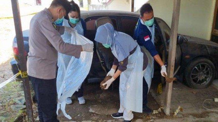 TEMUAN KERANGKA MANUSIA – Tim Bid Dokkes Polda Jatim sedang identifikasi kerangka manusia di dalam mobil Honda Civic yang lama parkir di Aspol Polsek Ujungpangkah, Polres Gresik, Selasa (11/3/2025)