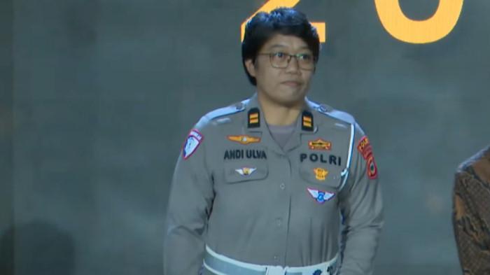POLWAN TERIMA PENGHARGAAN - Paur Fasmat SBST Subdit Regident Ditlantas Polda Sulsel, Iptu Andi Sri Ulva Baso yang meraih penghargaan Hoegeng Awards 2025 dan diserahkan di Auditorium Mutiara STIK-PTIK Polri, Jakarta Selatan, Rabu (16/7/2025). Dia meraih penghargaan itu setelah membuat Meja Tanpa Laci sebagi upaya memerangi suap di lingkungan Polri.