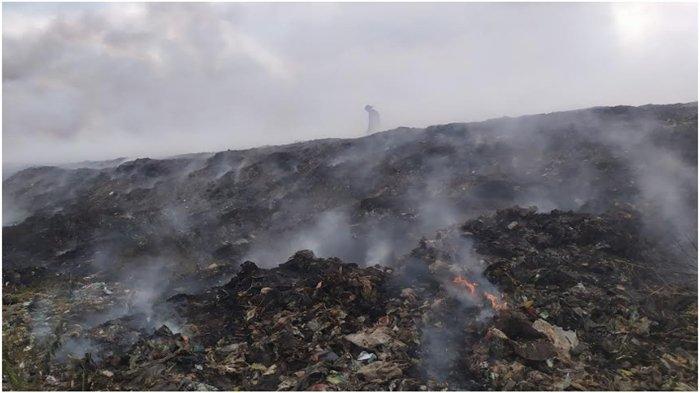 Tempat Pembuangan Akhir (TPA) sampah Sukawinatan kebakaran sejak beberapa hari terakhir. Gubernur Sumsel Herman Deru instruksikan waterbombing. Foto diambil Senin (14/8/2023) petang.