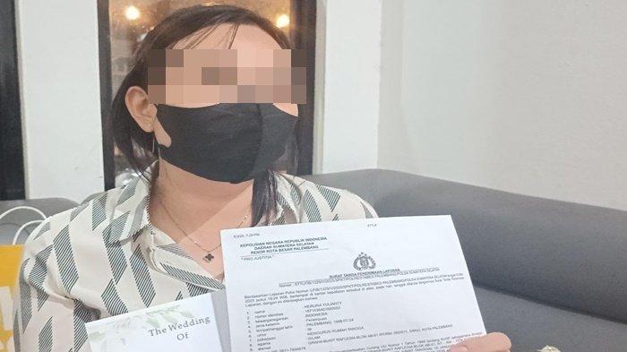 BATAL NIKAH - HY (36) saat menunjukkan undang pernikahannya yang batal dan surat laporan kepolisian, Selasa (27/5/2025). KY melaporkan mantan kekasih yang sudah membatalkan pernikahannya sepihak.