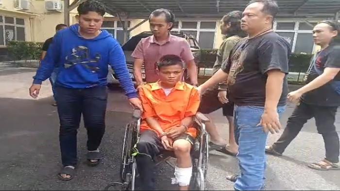 DITANGKAP POLISI -- Rozi Yanto (20) saat di Polres OKI, Minggu (27/7/2025). Rozi adalah tersangka pembunuhan dan rudapaksa bocah SD di Desa Menang Raya, Kabupaten OKI.
