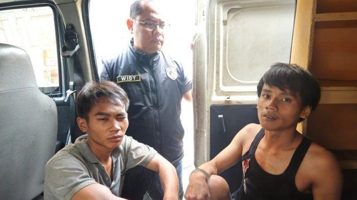 Tampang kakak beradik berinisial AH (26/kiri) dan JZ (22), pelaku pembunuhan pasangan suami istri, D (30) dan DS (25), di Kebayoran Lama, Jakarta Selatan.