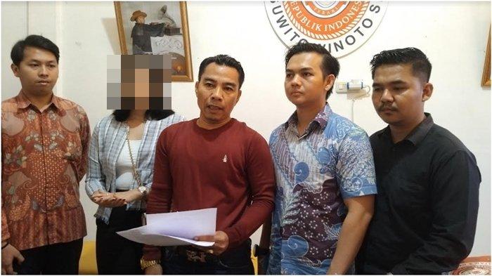 Tanggapan dua oknum polisi pangkat AKP yang bertugas di Banyuasin disampaikan usai keduanya dilaporkan mengeroyok seorang wanita di klub malam. Foto wanita inisial M didampingi  pengacaranya melaporkan oknum polisi ke Polda Sumsel atas dugaan melakuka penganiayaan di klub malam di Jalan R Sukamto Palembang, Rabu (21/2/2024).