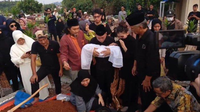 Tangis Ayah Ojak dan Ayu Ting Ting saat memakamkan Rayaz Zoltan Fachrizal di kawasan Depok Jawa Barat, Sabtu (31/8/2024).