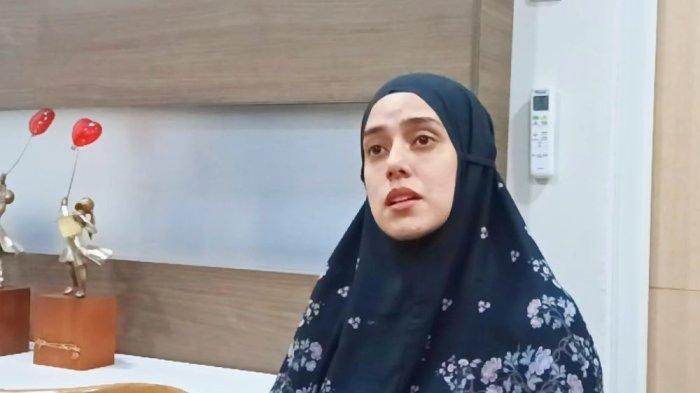 Fairuz A Rafiq menangis melihat kondisi suaminya, Sonny Septian mengalami penyempitan pembuluh darah.