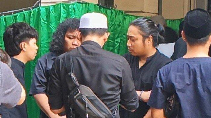 Tangis Rekan Sesama Komika Pecah Saat Jenazah Babe Cabita Tiba