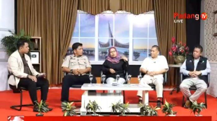 Koordinator Tagana Padang Pariaman Donald Debra, Plt Ketua PKDP Sumbar Syaharman Zanhar, Aktivis Perempuan Yefri Heriani dan Sosiolog UNP, Erianjoni saat berbincang mengenai kasus Nia Kurnia Sari di Padang TV