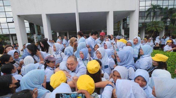 PT SRITEX TUTUP - Tangis haru dan kesedihan karyawan Sritex tidak bisa terbendung saat Komisaris Utama sekaligus Presiden Direktur Sritex, HM Lukminto, Jumat (28/2/2025) turun langsung menemui para karyawan. Sejumlah karyawan PT Sritex di Sukaharjo, menceritakan kisahnya selama kerja di perusahaan tekstil tersebut.