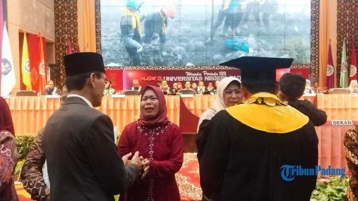 Tangis orang tua Siska Afrina (22) dan Frengki Candra Kusuma (23), mahasiswa Universitas Negeri Padang (UNP) yang menjadi korban gunung erupsi kini wisudanya digelar, hari ini Senin (18/12/2023).