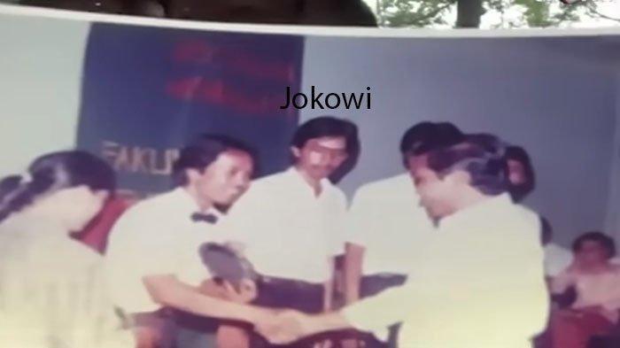 POLEMIK IJAZAH JOKOWI: Tangkapan layar foto kelulusan Jokowi dari UGM tahun 1985. Mereka pun membongkar bukti valid kelulusan Jokowi (kanan) lewat foto, disadur pada Minggu (18/5/2025). (youtube channel tv one news)