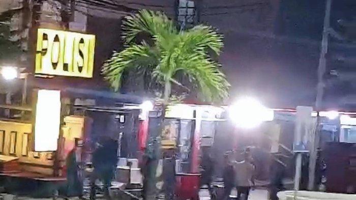 MARKAS POLRES TARAKAN DISERANG - Tangkapan layar video warga Tarakan yang merekam aksi penyerangan sekelompok anggota TNI ke Mapolres Tarakan, Senin (24/2/2025) malam.