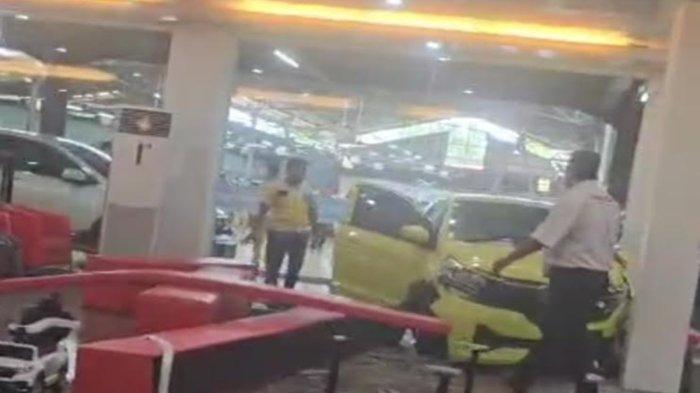 Tangkapan layar video yang memperlihatkan kondisi mobil Honda Brio yang menyeruduk masuk ke sebuah ruangan showroom di Palembang