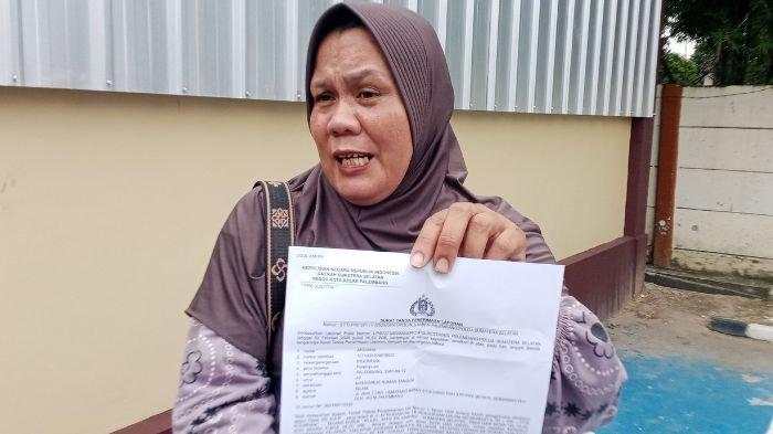 ribunsumsel.com
MELAPOR - Ardiana (43), seorang IRT ketika melapor ke Polrestabes Palembang, mengaku diancam akan dibunuh adik kandungnya, Rabu (5/2/2025), siang. 