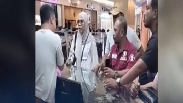 Tengah viral dimedia sosial aksi seorang emak-emak mengamuk membawa rombongan geruduk toko emas di Surabaya usai menjual emas miliknya.
