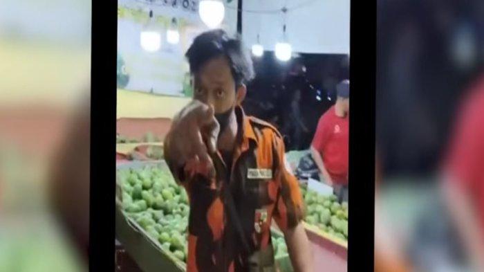 Tengah viral dimedia sosial sekelompok oknum ormas mengamuk tak terima diberi uang Rp10 ribu oleh pemilik toko buah di Jakarta Barat.